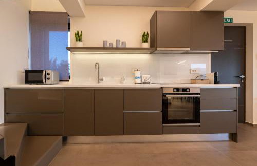 Sun and Sea Apartment - Beachfront, 2 Bedrooms with Sea View & Garden - Photo 19