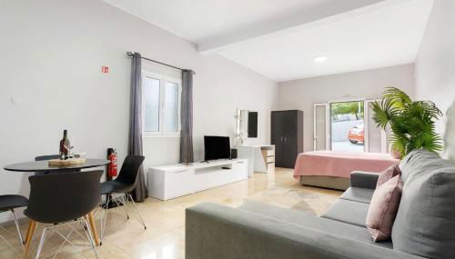 Studio Home Away from Home - Photo 2