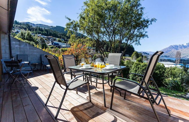 Amazing Lake View Spacious Townhouse with Parking - Photo 23