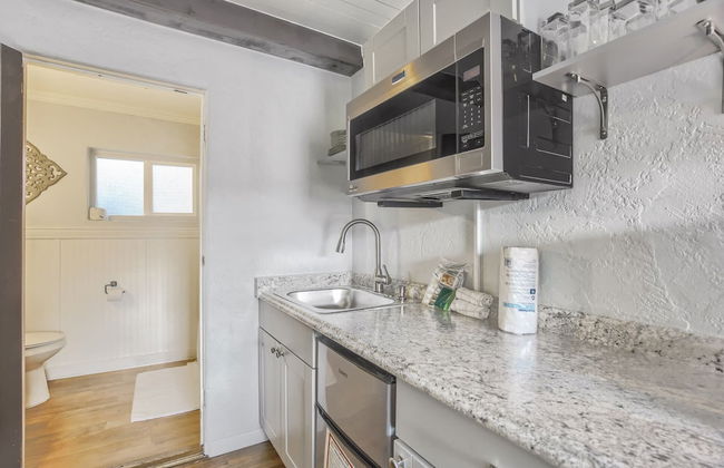 1BD Cozy Suiterestaurants & Hiking!dogs Welcome - Photo 8