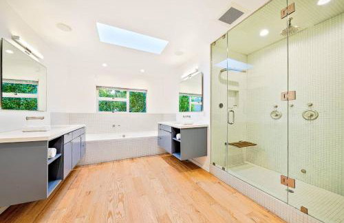 Stunning Modern Estate in BH with Pool, Spa, and Views - Foto 25