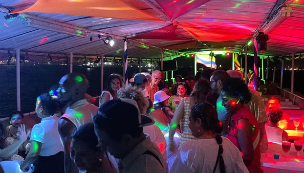 Paseo en barco con espectáculo y cena por Cartagena - Foto 5, Disfrutando de la noche de fiesta