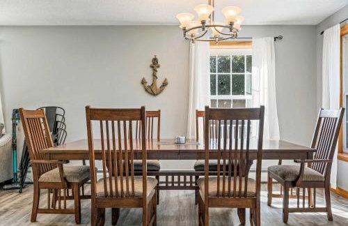 Lakefront Home with Private Beach Access & Hot Tub - Foto 15