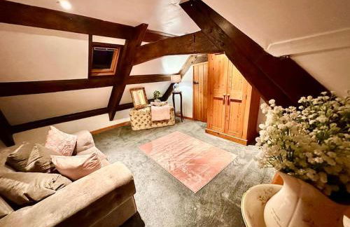 16th Century Farm House,6 Beds,5 BATHROOMS,SLEEPS 15,BBQ,HOT TUB,CINEMA ROOM WITH SURROUND SOUND,With Cymru Holidays - Foto 54