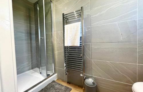 Modern 3 bed Bungalow with parking, private garden - Photo 5