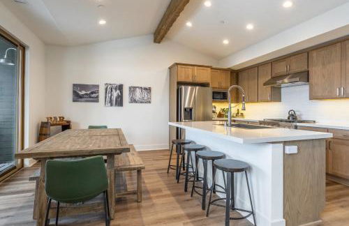 Newly Built Updated 3 Bed 2 and a half bath Creekhouse at Snowcrk Resort 1463 Amazing Mountain Views - Photo 20