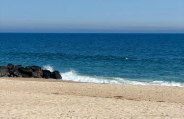 3BR Beach House | Fire Pit & Bar | Steps to Beach - Foto 11