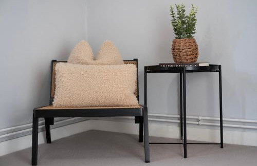 Charming 3BR Cottage Sleeps 8 - 15 Mins to Centre - Foto 30