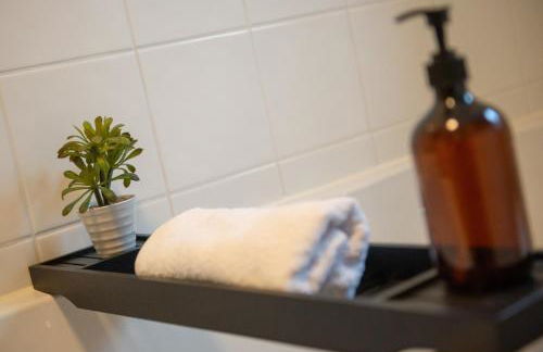 Central 3-Bedroom House Sleeps 5 with Parking - Foto 20