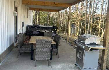 Large home with hot tub in serene wooded setting - Foto 46