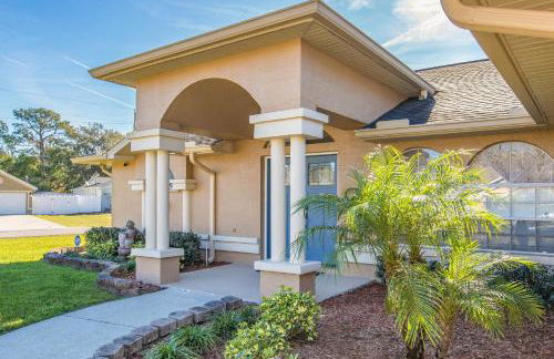 Relax Poolside Spring Hill Family Home with Yard! - Foto 35