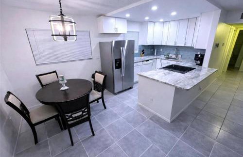 Cozy and Costal 10 Min to Beach Pool, Sauna, Pool table - Foto 7