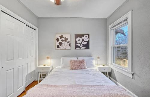 Roomy 4BR by Drake Sleeps 13 HUGE yard - Foto 3