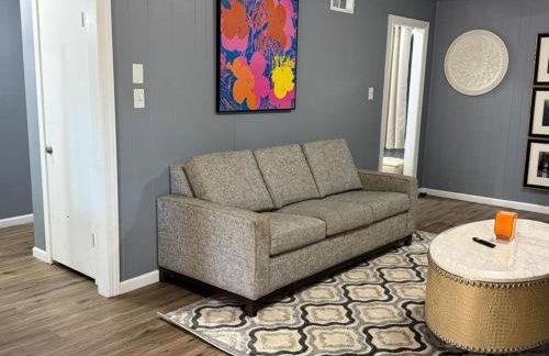 Stylish Remodeled 23 Large beds Near Elvis Presley - Foto 48