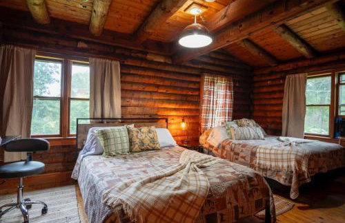 Cozy Log Cabin- W Fireplace - Foto 24