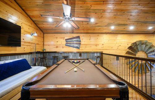 Rustic Family Getaway - Pool Table, Hot Tub, Pets, Great Location - Photo 47