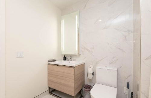 Snug 3BR HighRise with Pool, Spa & Rooftop Views - Foto 26