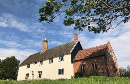 Farmhouse in Suffolk with wild swimming & hot tub - Photo 2