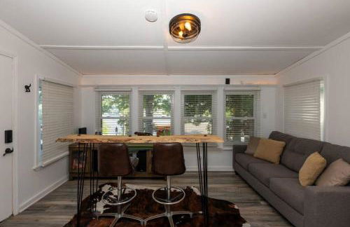 Funky Little Lakehouse - private dock and sunset view - Foto 9