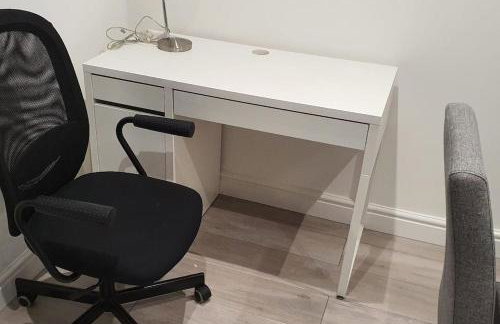 Daisy Lodge - Spacious Two Bed Flat - Parking, Netflix, WIFI - Close to Blenheim Palace & Oxford - F1 - Photo 18