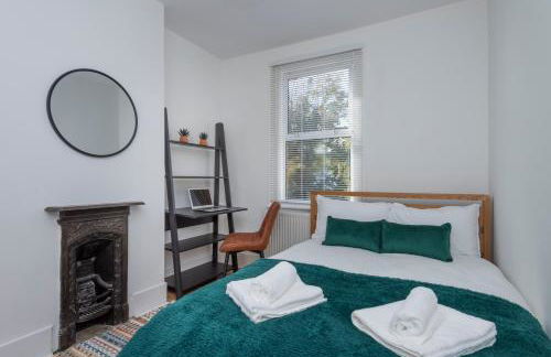 Whole House Sleeps 6 Garden Workspace Waterloo in 20 mins - Foto 9