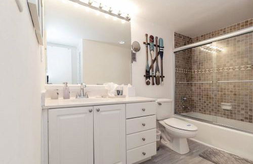 Stunning & Spacious Resort-Style Condo Across From Beach! - Foto 18