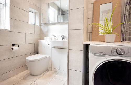 Victorian 2 Bedroom Flat, King Beds, Free WiFi, Near Shops & Transport, E17 - Foto 18