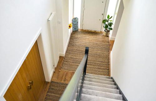 Chic Family Home with Garden Fire Pit & Event Space, Hot Tub - Foto 11