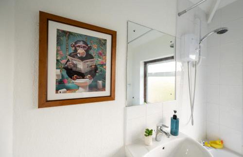 Stylish 4BR House, Sleeps 7, High-Speed Wi-Fi, Long Stay Friendly - Foto 47