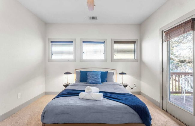 Chic & Homey 3BR Close to Downtown - Photo 5