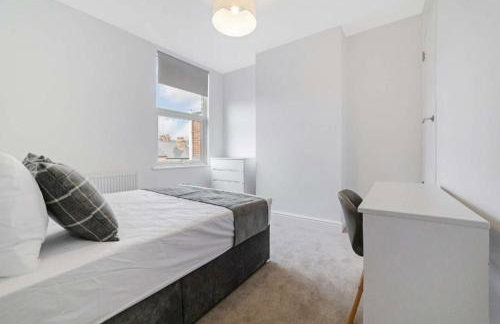 Comfy 2 Bed House - Free Parking - Near City Centre - Foto 3