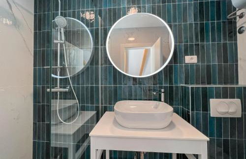 Mediterranean Oasis Seaside Villa with Pool - Foto 49