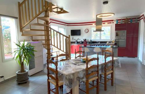 Maison avec WIFI, jardin clos et terrasse, à 500m de la mer et du GR34, Île Grande - FR-1-368-13 - Foto 1