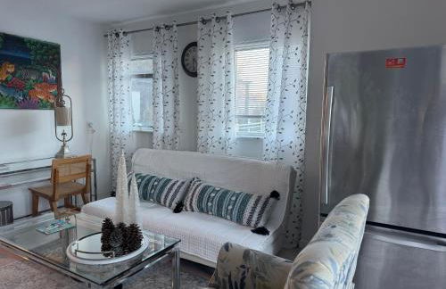 One bedroom with modern kitchen, balcony with water view - Foto 19