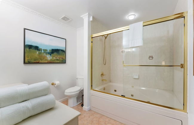 Charming Poconos Retreat With hot tub Fireplace - Foto 24