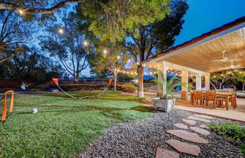 Luxury 6 BR Home Large Pool & Spa with Grassy Yard - Photo 61