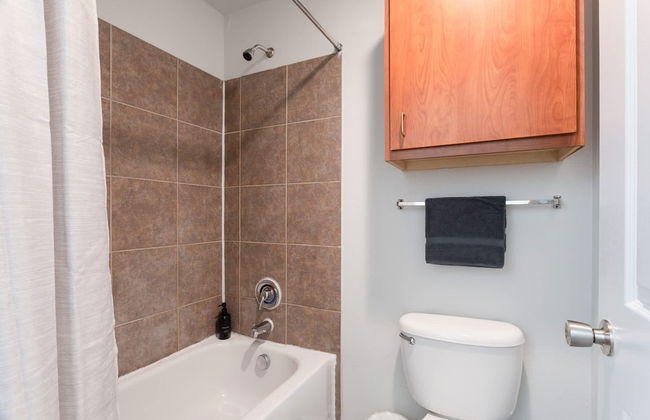 Modern Condo With Pool, Gym, Workspaces & BBQ - Foto 17