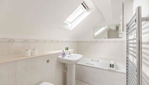 Charming 3BR Cottage Near Windsor and Sights - By Tempstay - Foto 3