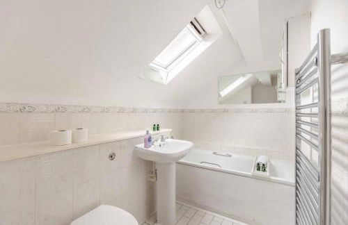 Charming 3BR Cottage Near Windsor and Sights - By Tempstay - Foto 3