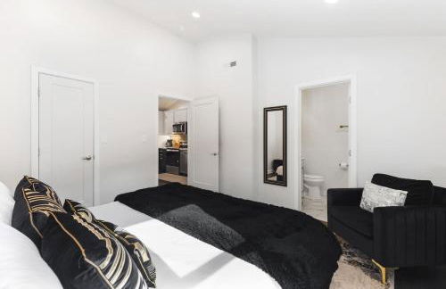 Vibrant Neon Condo Near Restaurants, Coffee and Bars - Foto 20