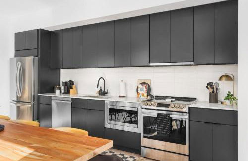 Penthouse Condo on River with Garage and Patio, Walk Downtown - Foto 16