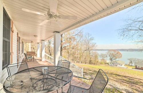 Country-Chic Home with Fire Pit, Steps to Lake! - Foto 23
