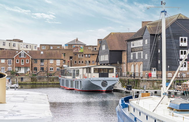 JOIVY Stunning 5-Bed Boathouse On The River Thames - Foto 28