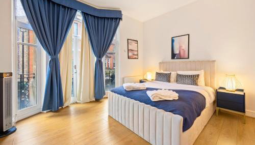Private Oxford Street Luxe Apartment - Photo 1, towels
