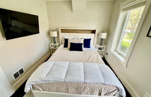 Upscale Azure by Saratoga Stays - Photo 26