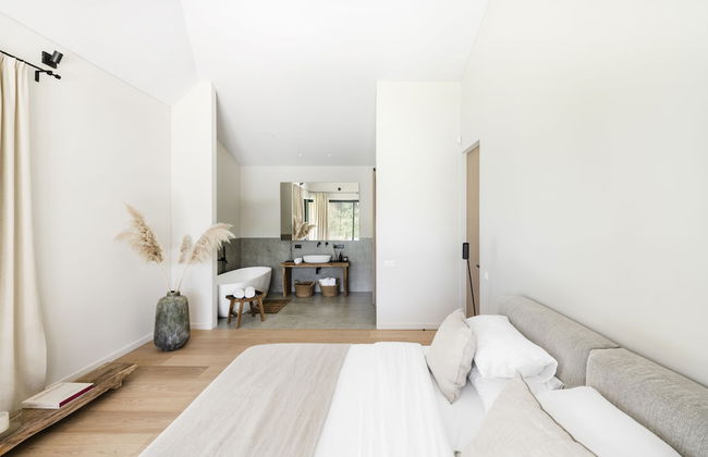 The Lake. Unique Waterfront Villa - Photo 15