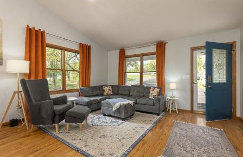 Upscale Lakefront Home w Dock & Kayaks - Photo 9