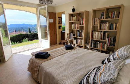 "La Colombe sous les Oliviers" Gîte jusqu'à 4 personnes - 75m2 - Sur Boooking - Rez de jardin Piscine Vue mer et lac - Foto 10