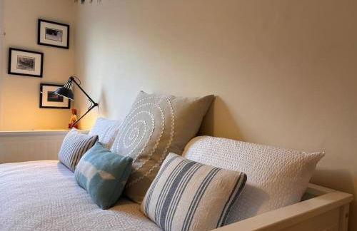 Beautiful 2 bedroom apartment with estuary views - Photo 12