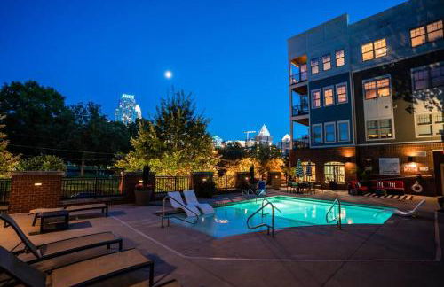 DT Charm Apt with Pool,Gym,Wine,WKSpace, Free Parking - Photo 34